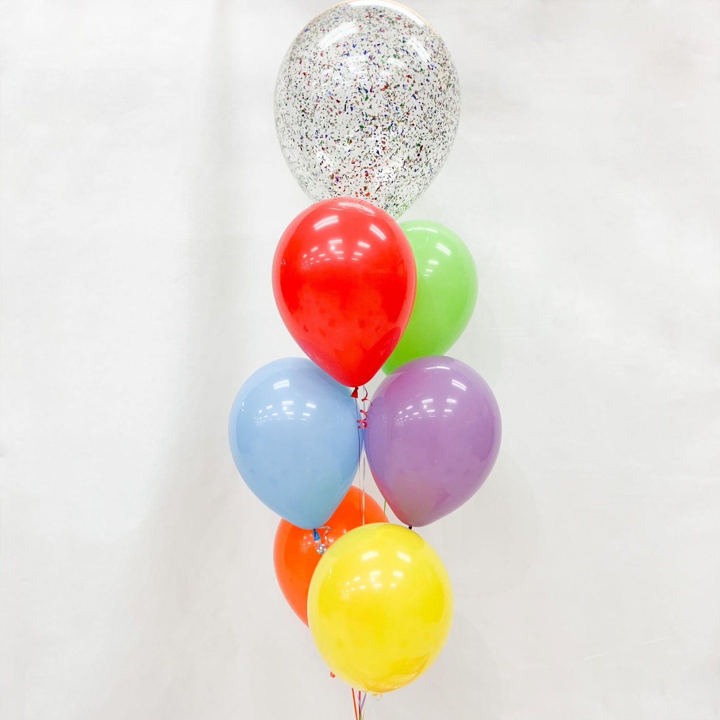 Bouquet de ballons arc-en-ciel avec confettis